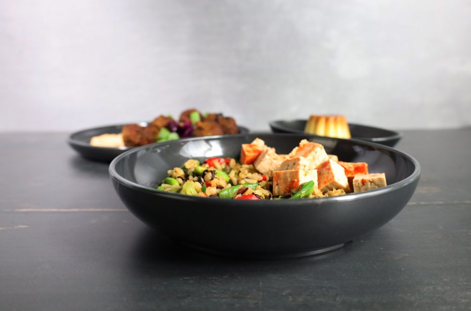 Walled Bowl in Odyssey Black with Tofu & Vegetables